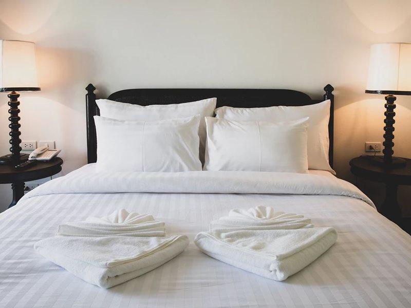 Mora Boutique Hotel - Sha Extra Plus Chiang Rai Eksteriør billede A bed with pillows and towels