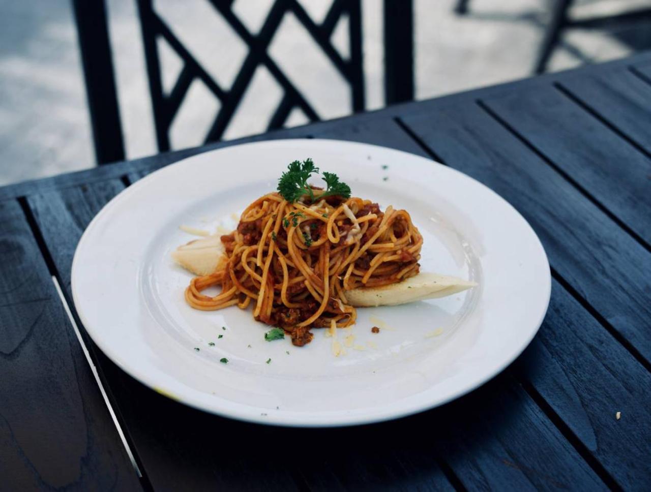 Mora Boutique Hotel - Sha Extra Plus Chiang Rai Eksteriør billede A plate of spaghetti bolognese