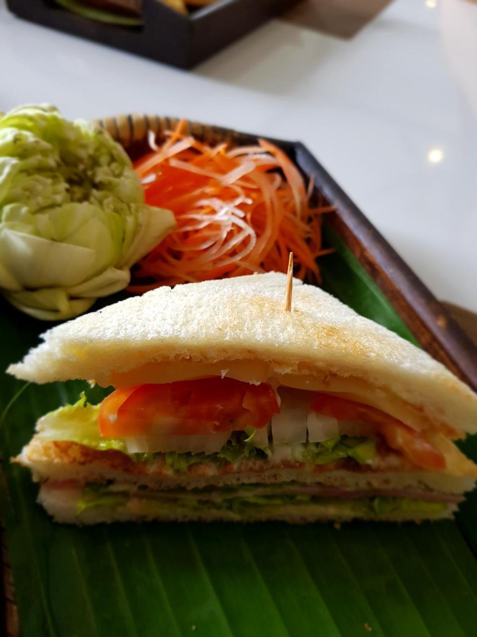 Mora Boutique Hotel - Sha Extra Plus Chiang Rai Eksteriør billede A roti with kai yang
