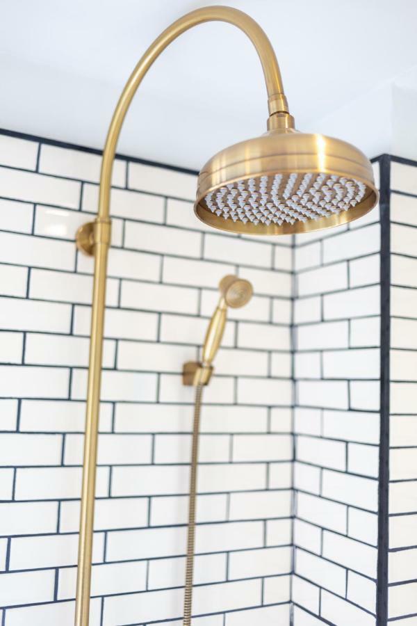 Mora Boutique Hotel - Sha Extra Plus Chiang Rai Eksteriør billede A shower