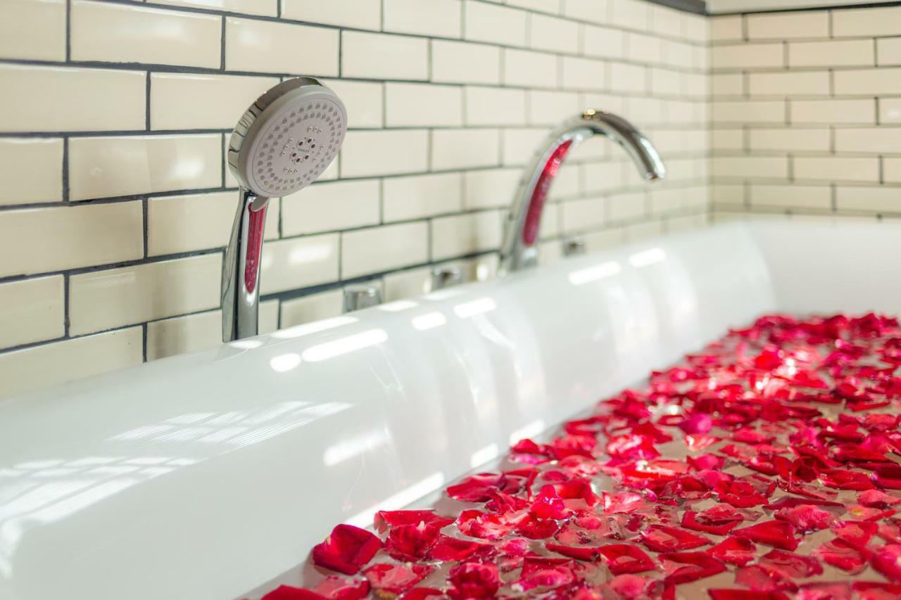 Mora Boutique Hotel - Sha Extra Plus Chiang Rai Eksteriør billede A rose petal bath